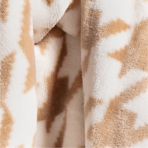 Printed Plush Houndstooth Throw with Faux Shearling Reverse Neutral/Cream - Picture 5 of 7